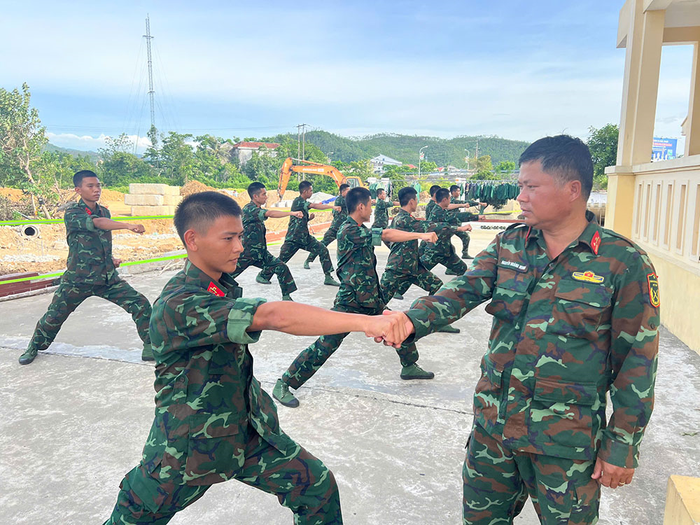 Thiếu tá QNCN Nguyễn Hoàng Minh (bên phải) hướng dẫn chiến sĩ ôn luyện võ thuật chiến đấu đặc công.