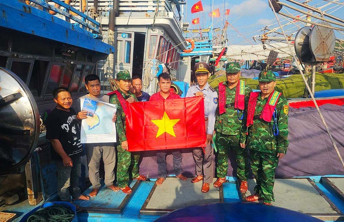 Đồn Biên phòng Bạch Long Vĩ (Bộ đội Biên phòng TP Hải Phòng) trao cờ Tổ quốc tặng ngư dân vươn khơi, bám biển.