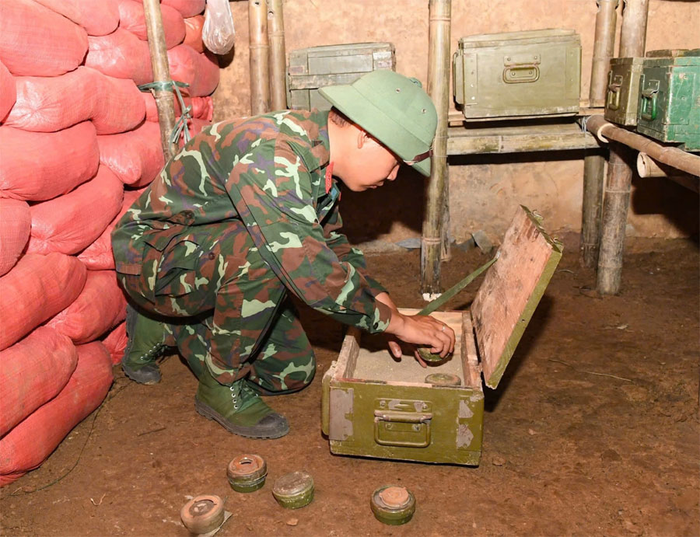 Cán bộ Đội rà phá bom, mìn, vật nổ, Bộ CHQS tỉnh Tuyên Quang tiến hành phân loại, xử lý vật nổ sau khi thu gom. Ảnh: MINH PHƯƠNG