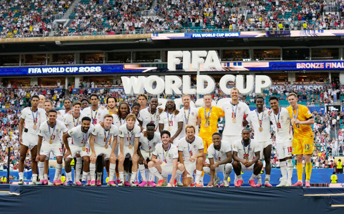 Các thành viên đội tuyển Anh nhận huy chương đồng World Cup 2026. Ảnh: AP