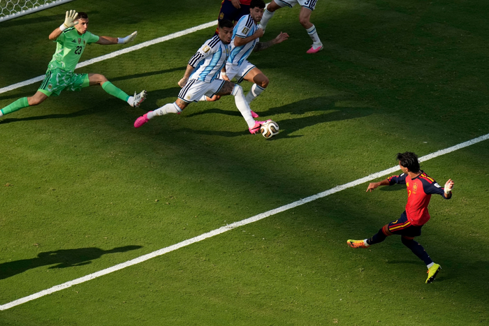 Ferran Torres ghi bàn vào lưới Argentina. Ảnh: AP