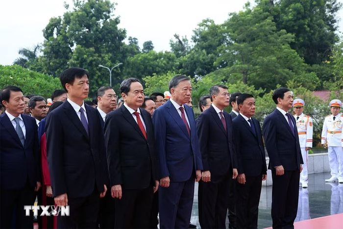 Đoàn đại biểu Ban Chấp hành Trung ương Đảng đặt vòng hoa tại Đài tưởng niệm các Anh hùng liệt sĩ trên đường Bắc Sơn, Hà Nội.