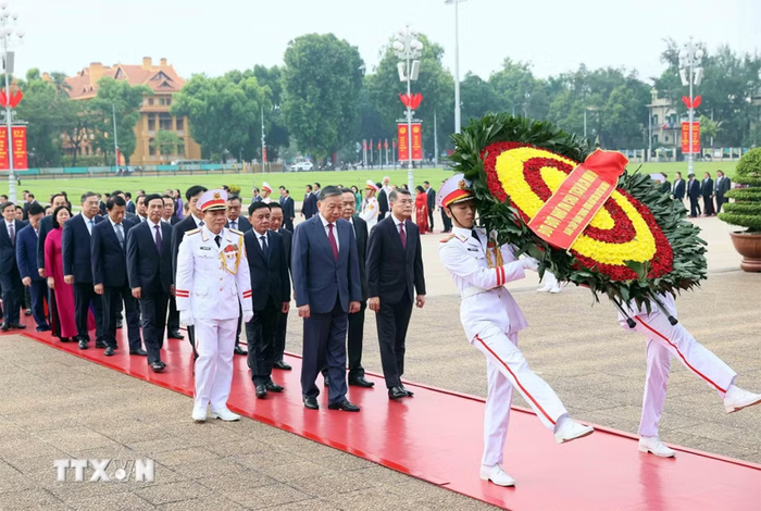 Đoàn đại biểu Ban Chấp hành Trung ương Đảng đặt vòng hoa, vào Lăng viếng Chủ tịch Hồ Chí Minh.