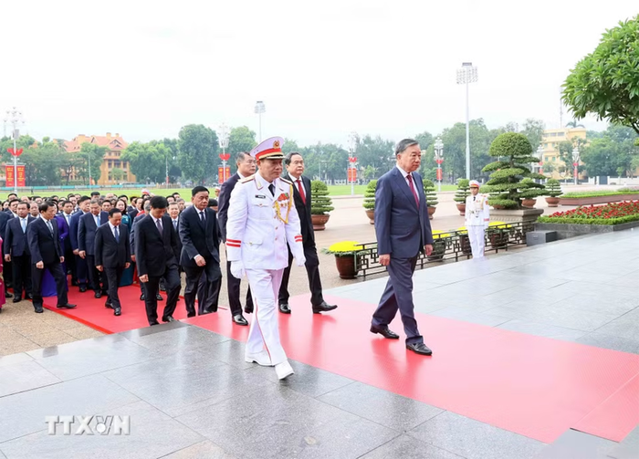 Tổng Bí thư, Chủ tịch nước Tô Lâm dẫn đầu Đoàn đại biểu Ban Chấp hành Trung ương Đảng vào Lăng viếng Chủ tịch Hồ Chí Minh.