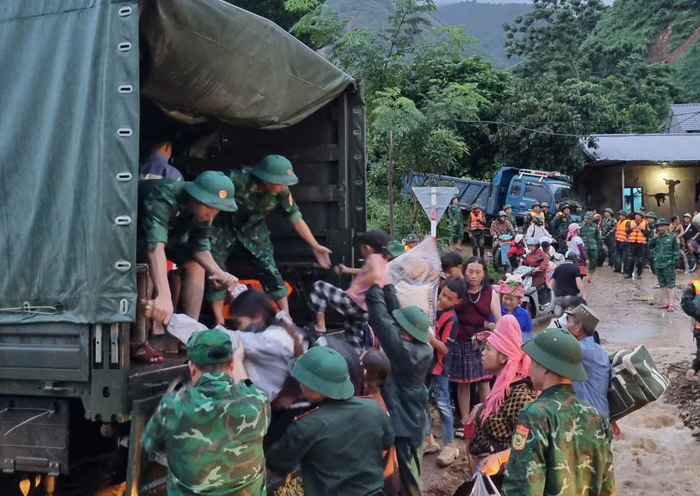 Cán bộ, chiến sĩ Bộ CHQS tỉnh Lai Châu sơ tán người dân đến nơi an toàn.