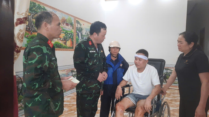 Thăm hỏi, tặng quà người bị thương.