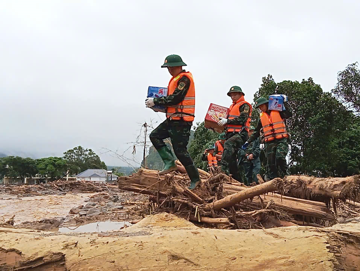Vận chuyển nhu yếu phẩm hỗ trợ người dân.