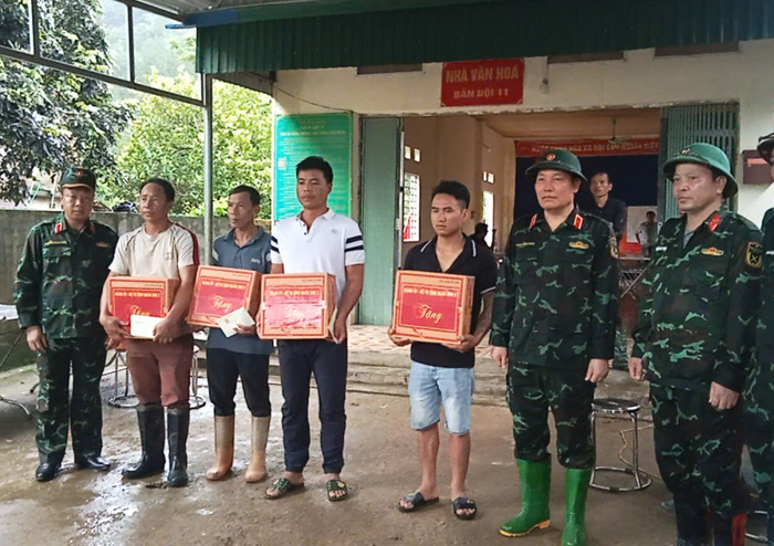Đại diện lãnh đạo Quân khu 2 trao quà hỗ trợ người dân.