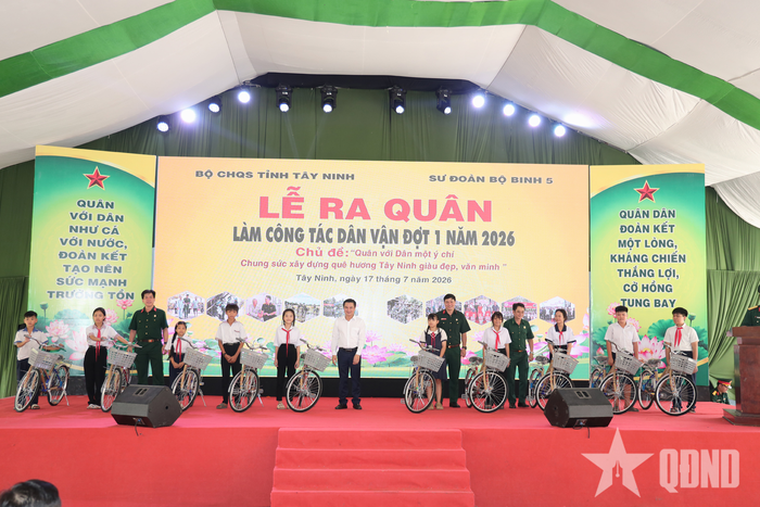 Bộ CHQS tỉnh Tây Ninh và Sư đoàn 5 (Quân khu 7) phối hợp cùng địa phương trao quà tặng các đối tượng chính sách, hộ nghèo, học sinh vượt khó.