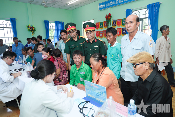 Các y, bác sĩ quân y Bộ CHQS tỉnh Tây Ninh phối hợp tổ chức khám bệnh, cấp thuốc miễn phí cho nhân dân xã Tuyên Bình.