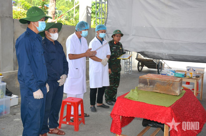 Các lực lượng làm lễ trước khi lấy mẫu.