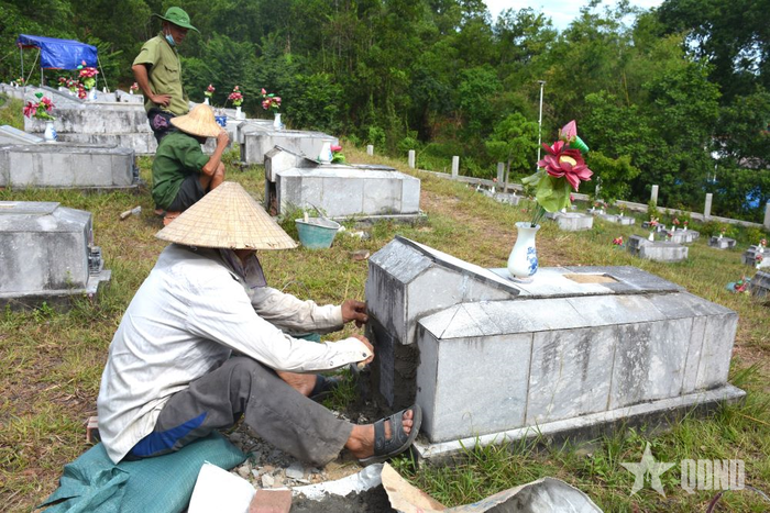 Nhân dân xã Tứ Mỹ tham gia cùng đội công tác hoàn trả lại mộ cho các liệt sĩ.
