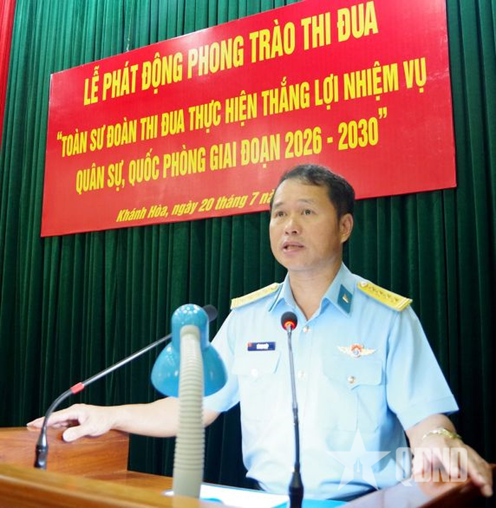 Đại tá Vũ Cao Thép, Bí thư Đảng ủy, Chính ủy Sư đoàn, Chủ tịch Hội đồng Thi đua - Khen thưởng Sư đoàn 377 phát động thi đua.