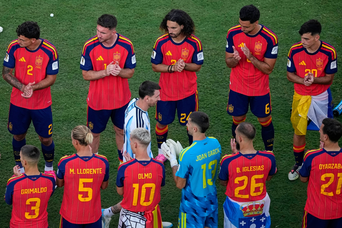 Messi được các cầu thủ Tây Ban Nha vinh danh trên đường nhận huy chương bạc World Cup 2026. Ảnh: AP