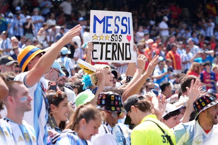 Người hâm mộ Argentina dành tình cảm cho Messi. Ảnh: AP