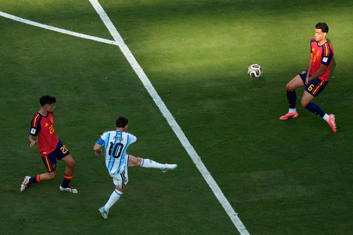 Những khoảnh khắc có lẽ là cuối cùng của Messi trong màu áo đội tuyển Argentina. Ảnh: AP