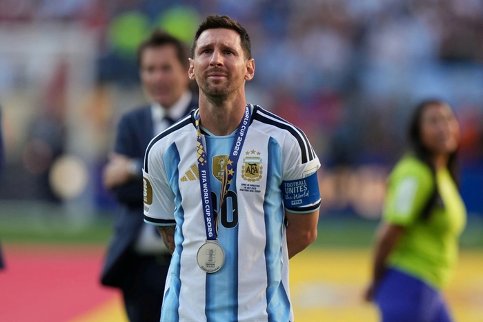 Messi cố gắng kìm nén cảm xúc. Ảnh: Getty