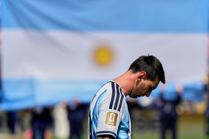 Trước Tây Ban Nha mạnh hơn, Messi không thể "gánh" Argentina thêm nữa. Ảnh: AP