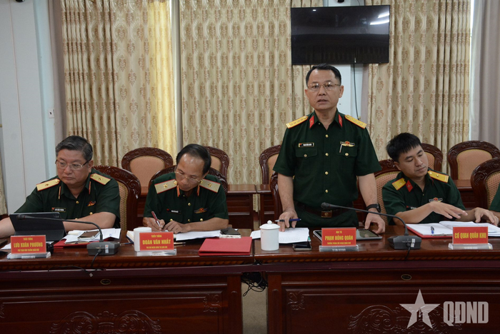 Cán bộ Phòng Đối ngoại Quân khu 5 phát biểu tại buổi làm việc.