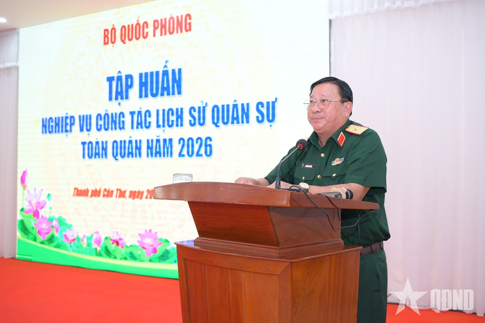 Thiếu tướng Nguyễn Văn Tiền, Phó tư lệnh Quân khu 9 phát biểu tại lớp tập huấn.