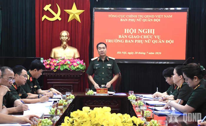 Thiếu tướng Trần Ngọc Anh, Phó bí thư Đảng ủy Cơ quan Tổng cục Chính trị, Cục trưởng Cục Chính trị phát biểu tại hội nghị.