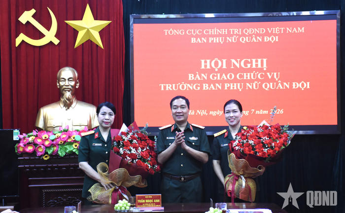 Thiếu tướng Trần Ngọc Anh tặng hoa chúc mừng Đại tá Nguyễn Thị Thu Hiền và Đại tá Phan Ái Xuân.