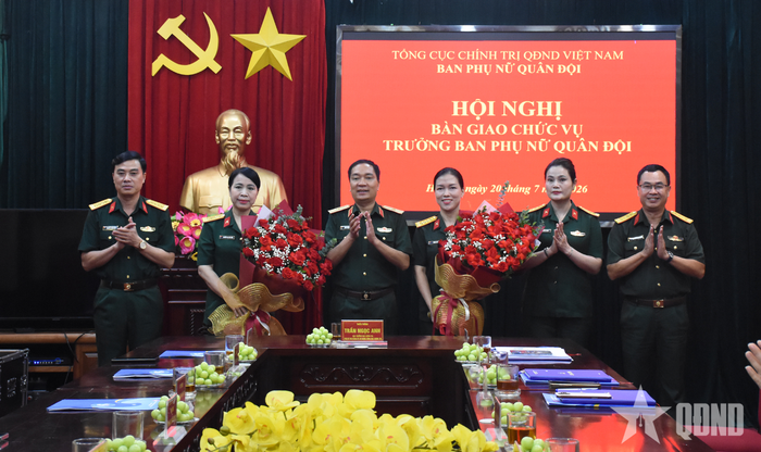 Thiếu tướng Trần Ngọc Anh cùng các đại biểu chúc mừng Đại tá Nguyễn Thị Thu Hiền và Đại tá Phan Ái Xuân.