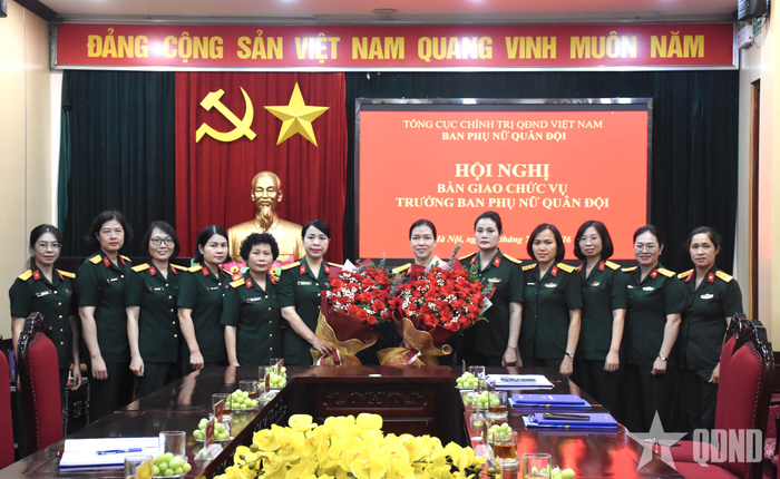 Cán bộ, nhân viên Ban Phụ nữ Quân đội chúc mừng Đại tá Nguyễn Thị Thu Hiền và Đại tá Phan Ái Xuân sau Hội nghị bàn giao chức vụ Trưởng ban Phụ nữ Quân đội.