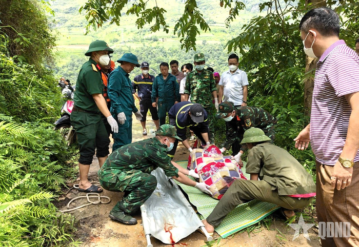 Lực lượng chức năng đưa thi thể nạn nhân được tìm thấy trên sông Nho Quế vào bờ, bàn giao cho gia đình và chính quyền địa phương.
