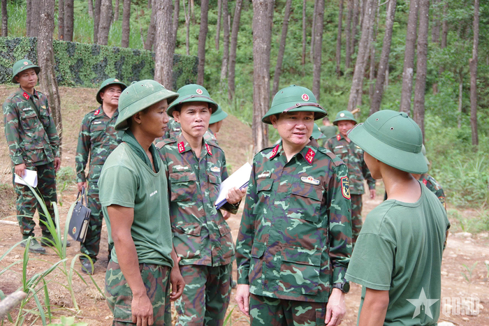 Đại tá Nguyễn Huy Long, Chính ủy Sư đoàn 324 (Quân khu 4) động viên, nắm tình hình cán bộ, chiến sĩ thực hiện nhiệm vụ xây dựng công sự, trận địa diễn tập.
