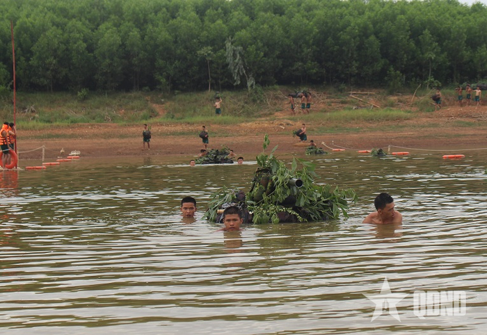 Bộ đội Tiểu đoàn 3, Trung đoàn 1 huấn luyện bơi vượt sông.