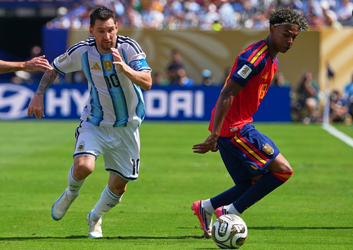 Messi tranh bóng với Lamine Yamal trong trận chung kết World Cup 2026 giữa Argentina và Tây Ban Nha trên sân MetLife, East Rutherford, New Jersey, Mỹ, ngày 19-7. Ảnh: AP