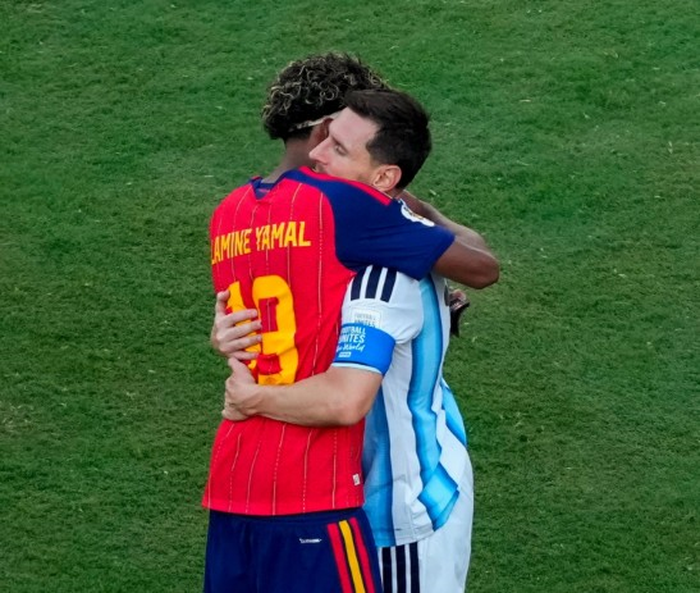 Messi ôm Yamal sau trận Argentina thua Tây Ban Nha 0-1 ở chung kết World Cup 2026. Ảnh: AP