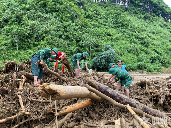 Cán bộ, chiến sĩ Bộ đội Biên phòng tỉnh Lai Châu tìm người mất tích tại khu vực nghi vấn.