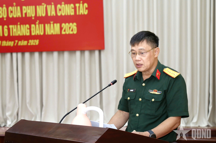 Đại tá Lê Trung Bộ, Trưởng phòng Quân y, Cục Hậu cần-Kỹ thuật Quân đoàn 12 báo cáo sơ kết 6 tháng đầu năm công tác Dân số, Gia đình và Trẻ em.