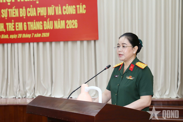 Thượng tá Dương Thị Bé, Phó trưởng phòng Công tác Quần chúng, Cục Chính trị Quân đoàn 12 báo cáo sơ kết 6 tháng đầu năm công tác Vì sự tiến bộ của phụ nữ.
