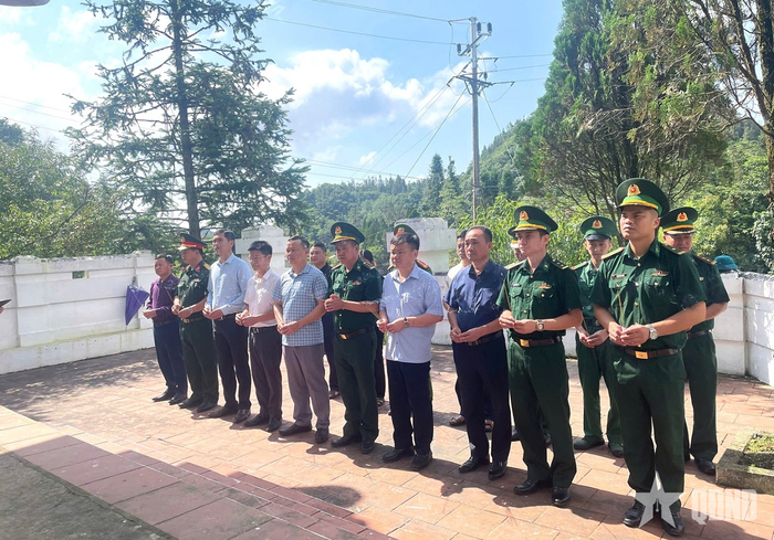 Các đại biểu dâng hương tại nhà bia tưởng niệm liệt sĩ của xã Sơn Vĩ.