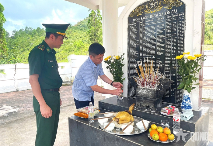 Lãnh đạo xã Sơn Vĩ cùng cán bộ Đồn Biên phòng Cửa khẩu Săm Pun dâng hương tại nhà bia tưởng niệm liệt sĩ của xã.