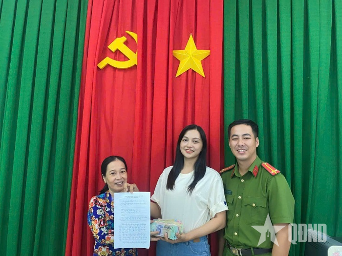 Công an phường Rạch Giá, tỉnh An Giang tổ chức trao trả số tiền 50 triệu đồng cùng giấy tờ cho chị Nguyễn Trúc Giang (ngoài cùng bên trái).