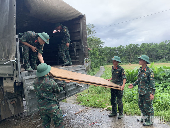 Cán bộ, chiến sĩ Bộ CHQS tỉnh Lai Châu triển khai công tác chuẩn bị xây dựng. 
