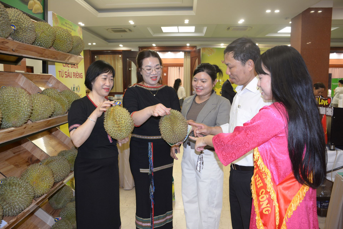 Sản phẩm sầu riêng phường Buôn Hồ, tỉnh Đắk Lắk được giới thiệu tới đông đảo du khách.