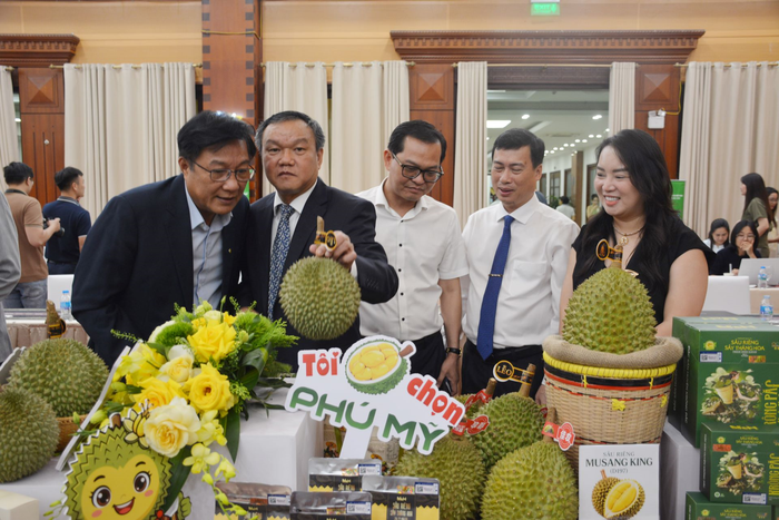 Các đại biểu tham quan gian trưng bày sản phẩm sầu riêng.