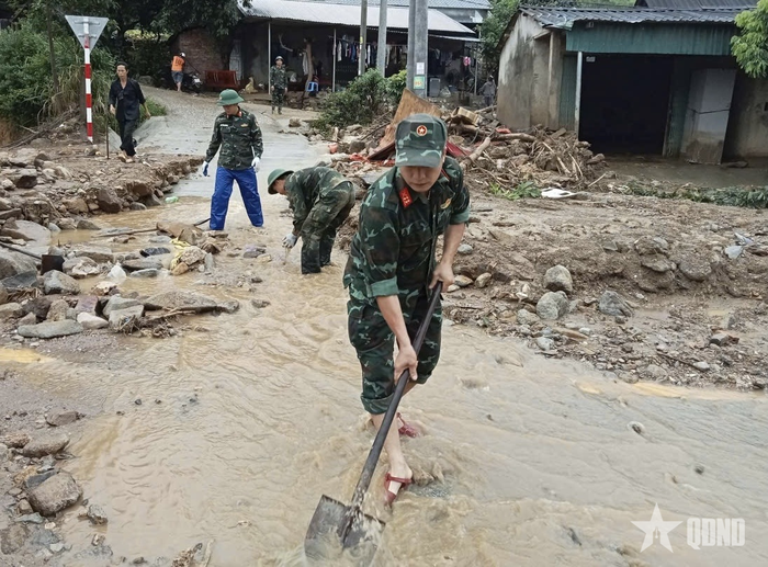 Bộ đội san gạt bùn đất, khơi thông dòng chảy.