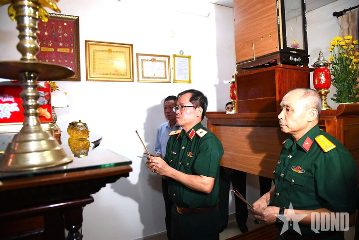 Thiếu tướng Lương Đình Chung thắp hương tri ân các đồng chí nguyên thủ trưởng Bộ tư lệnh Quân khu 5 đã từ trần.