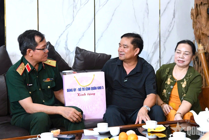Thiếu tướng Lương Đình Chung thăm hỏi các đồng chí nguyên thủ trưởng Bộ tư lệnh Quân khu 5.