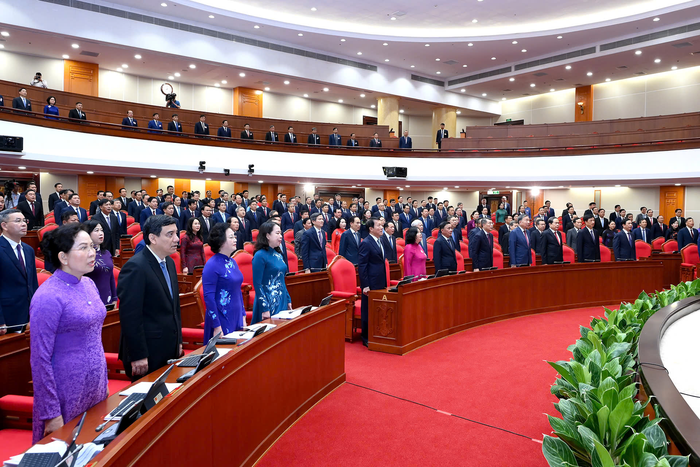 Tổng Bí thư, Chủ tịch nước Tô Lâm, các đồng chí lãnh đạo Đảng, Nhà nước và các đại biểu thực hiện nghi lễ chào cờ.