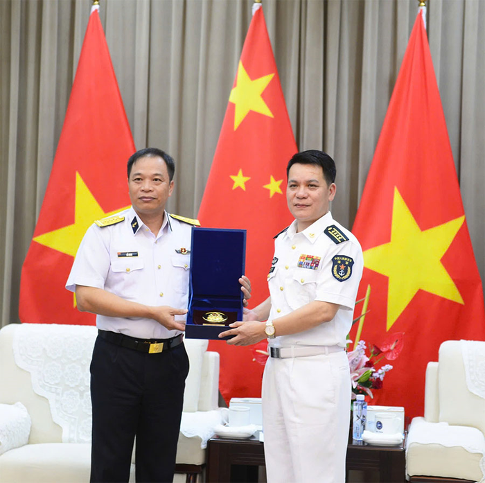 Đại tá Đỗ Minh, Phó tư lệnh Vùng 4 Hải quân tặng quà lưu niệm Đại tá Tôn Kiến Huy, Tham mưu trưởng Căn cứ Hải quân Quảng Châu.