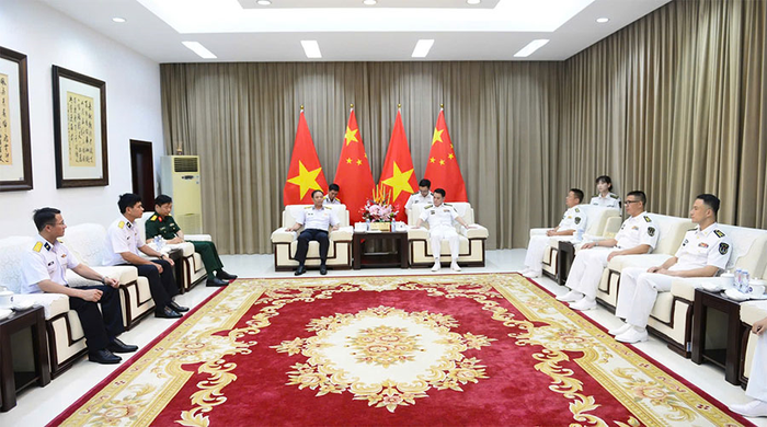 Đại tá Đỗ Minh, Phó tư lệnh Vùng 4 Hải quân trao đổi với Đại tá Tôn Kiến Huy, Tham mưu trưởng Căn cứ Hải quân Quảng Châu (Trung Quốc).