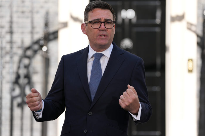 Ông Andy Burnham chính thức trở thành tân Thủ tướng Anh. Trong ảnh: Ông Burnham phát biểu với báo giới trước Nhà số 10 phố Downing, London, ngày 20-7. Ảnh: AP
