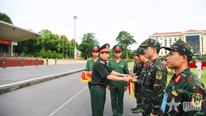 Thiếu tướng Trần Đại Thắng, Bí thư Đảng ủy, Chính ủy Quân đoàn 12 trao cờ lưu niệm tặng các đoàn vận động viên.